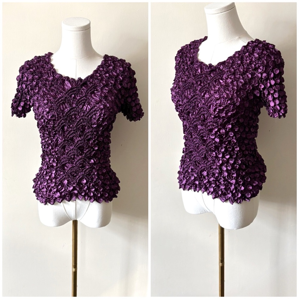Vintage Punchy Purple Metallic Stretch Scrunch Popcorn Pull on Short Sleeve Top‎